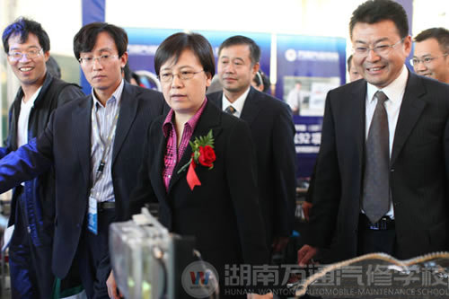 教育部副部长鲁昕(女)视察万通展厅