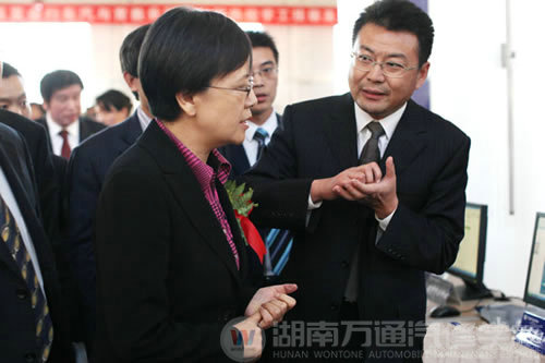 万通负责人向教鲁昕育部副部长(女)汇报工作