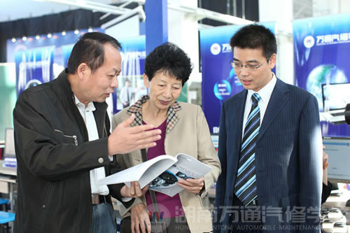 万通北京研究院负责人与中国职业技术教育学会副秘书长谢幼朗介绍教材自主研发情况