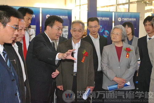 万通负责人为专家介绍万通教学设备