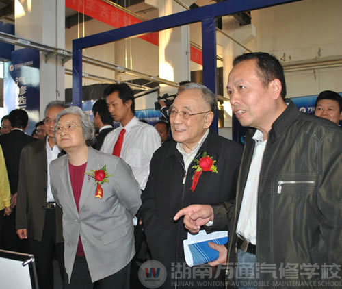 与会专家参观万通展厅