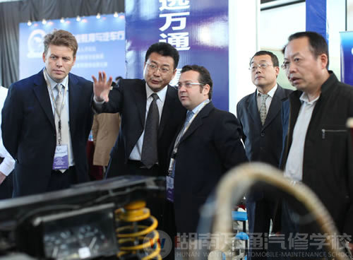 万通负责人与国际友人交流办学经验