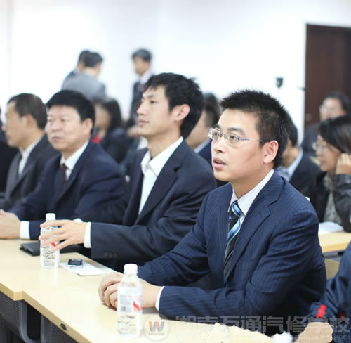 万通教学人员（右一）参加办学座谈会