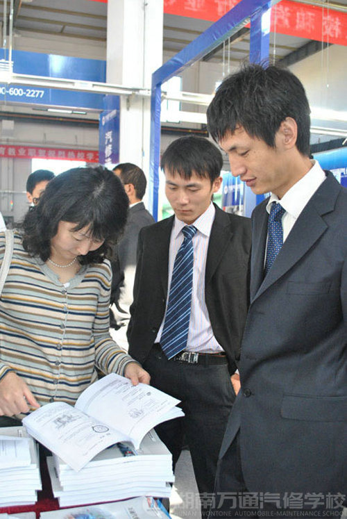 万通老师耐心解答参观者疑问