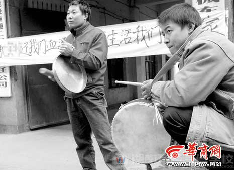 四川籍农民工敲锣打鼓来到开发商门口讨要工资