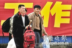 民工失业后骑三轮摩托跋涉3000公里返乡