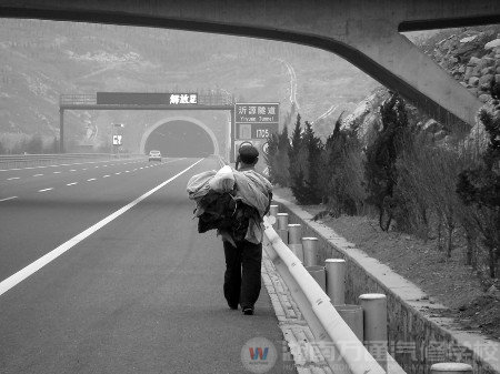 老汉打工公司倒闭 徒步从济南走回青岛