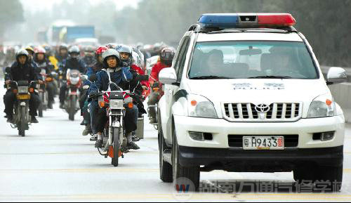 珠三角10万农民工骑摩托返乡