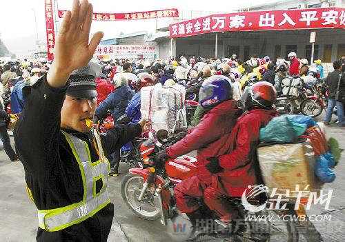 交警部门在321国道上设置多个长途摩托车休息点