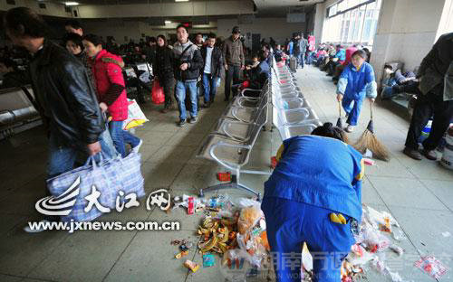 保洁员整天要打扫大量乘客乱扔的垃圾