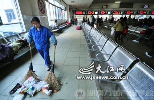 保洁员整天要打扫大量垃圾