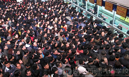 兰州大雪致全线客车停运 上万人滞留