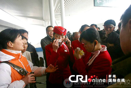 郑西高铁部分列车晚点停运 女车长抹泪致歉