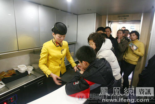 乘客餐车排队等盒饭