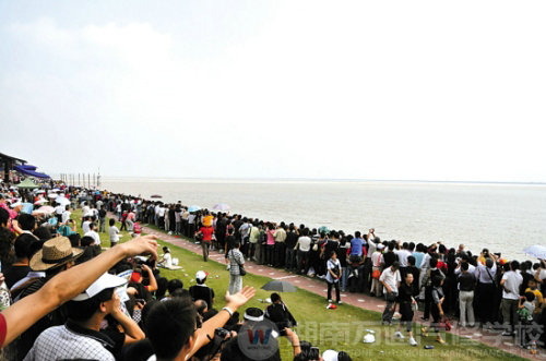 浙江海宁的“盐官镇”是观潮热点