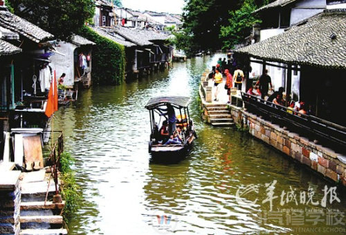 在乌镇风景区乘小木船游览观光