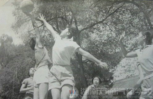 40年前穿短裤的北大女生