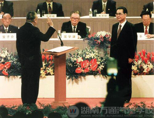 董建华宣誓就任香港特区行政长官
