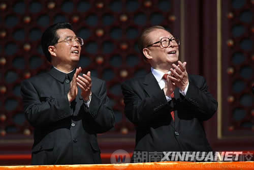 这是胡锦涛、江泽民在天安门城楼上。