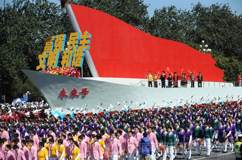 主题彩车在长安街上前进
