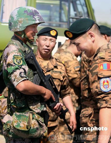 中国军人形象不断刷新:“傻大兵”有了“软实力”