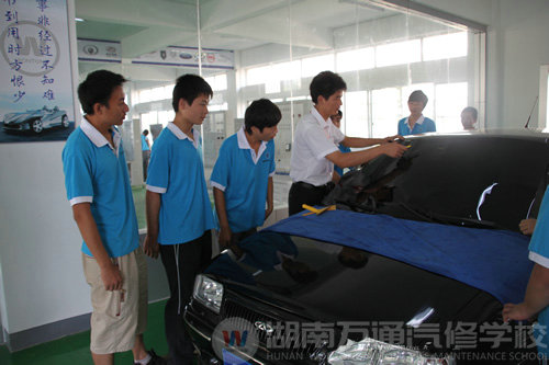 湖南万通汽车学校老师给学生做示范
