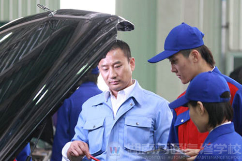 湖南万通汽车学校创建“双师型”教师队伍