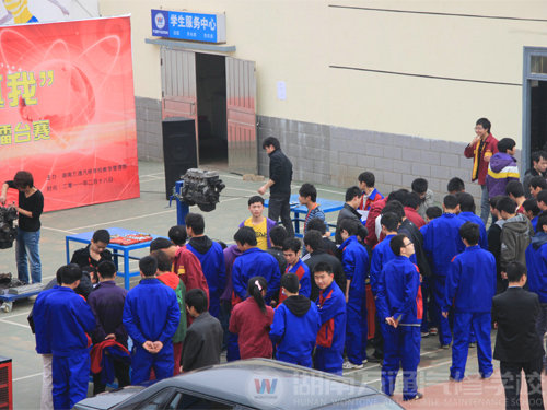 湖南万通汽车学校，优秀学生和教师与改装悍马合影