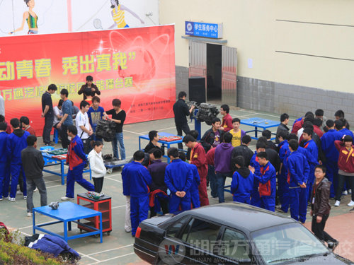 湖南万通汽车学校，优秀学生与吉利亚洲方程式赛车合影