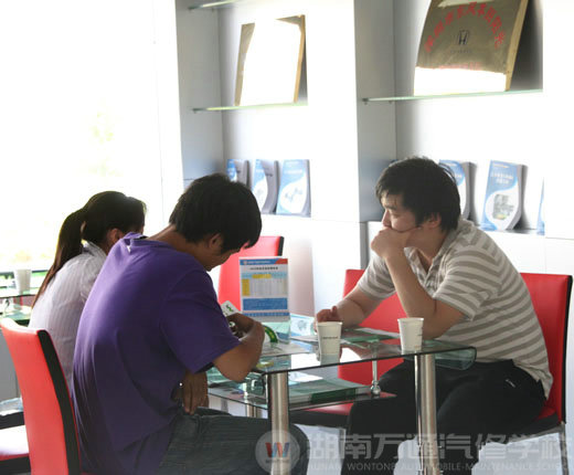 夏日炎热，湖南万通汽车学校，招生火爆进行中
