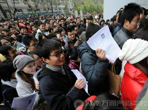 工作难找，大学生只能做“炮灰”被考族