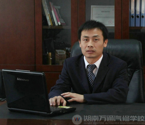 甘为人梯 乐教敬业—记湖南万通优秀教师张伟
