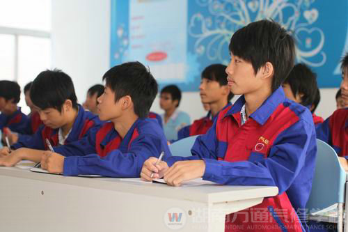 万通学子上课认真听讲
