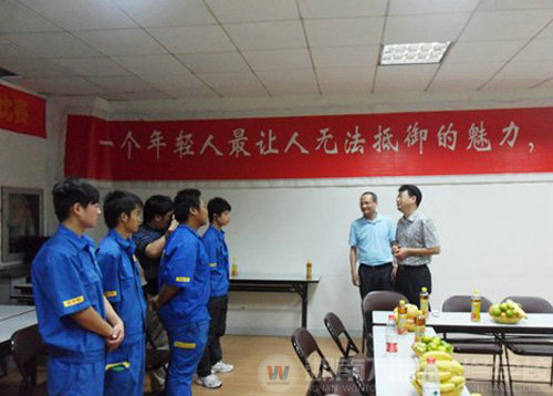 集团沙总在新奇特与我校学生交流