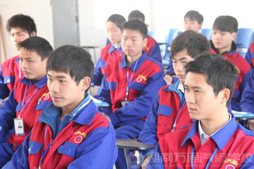 湖南万通汽车学校，出席新生座谈会的学生