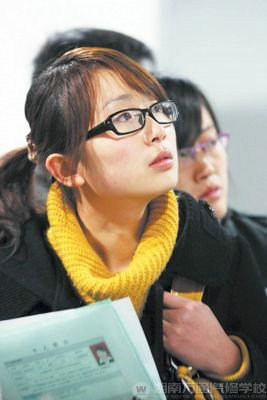 人才市场中迷茫的女学生