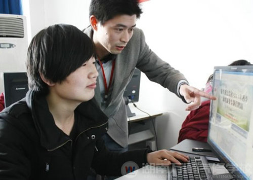 就业指导中心老师指导学员如何找到适合自己的岗位