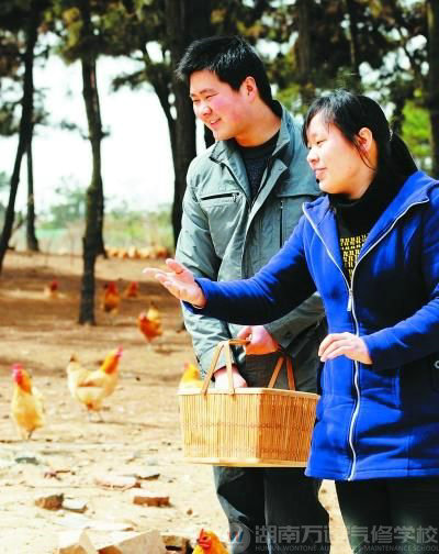 汽修女孩 不爱红妆爱“戎装”