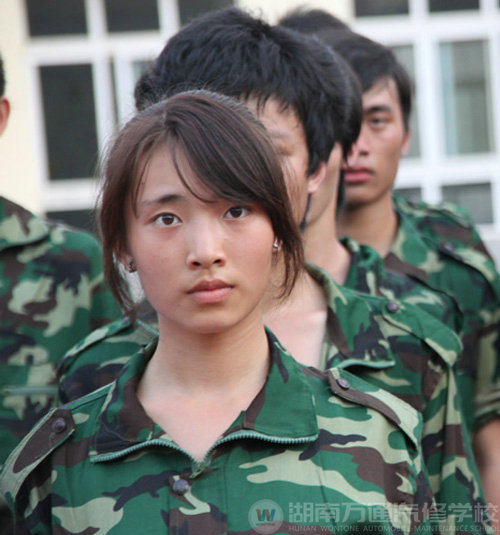 汽修女孩 不爱红妆爱“戎装”