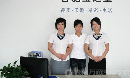 汽修女孩 不爱红妆爱“戎装”