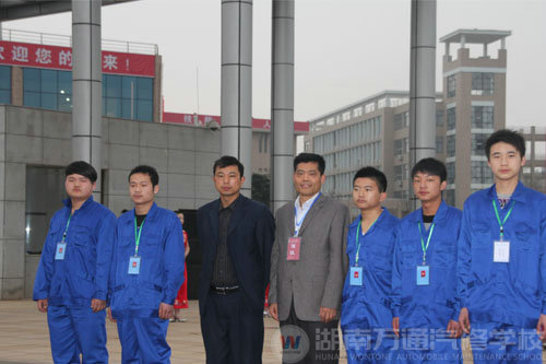 长沙职业技能大赛显神通 万通学子喜迎捷报归来
