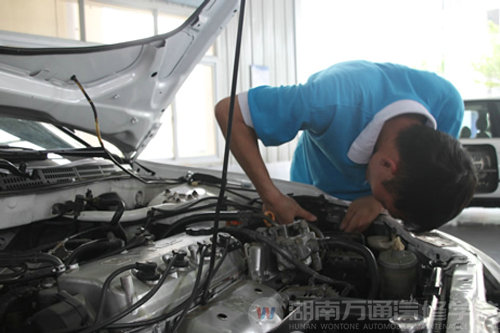 万通学子假日忙 争当汽车医生