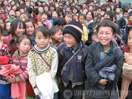 贫困孩子绽放的笑脸