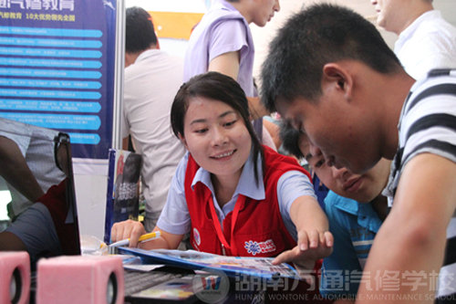 湖南万通汽车学校咨询现场