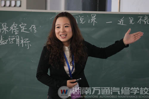 美女教师丁婷婷在赛场授课