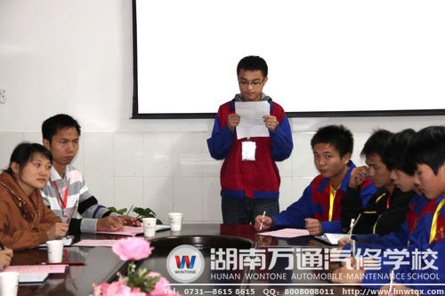 校学生会生活部副部长姜亦峰宣读委员会的建制