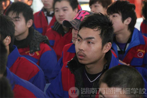 入神观看微电影的学子们
