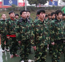 穿梭在校园间的那片迷彩服