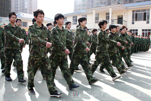 湖南万通军训汇演进行时