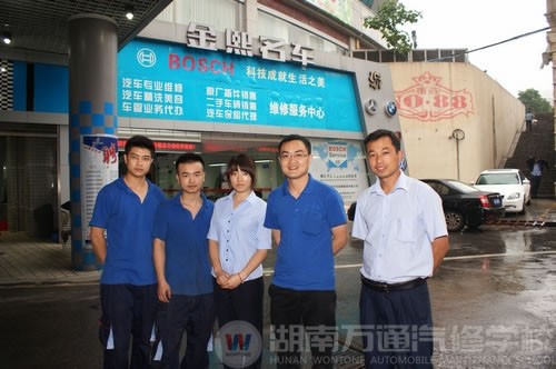 毕业于湖南万通的小梅同学与陆老师合影